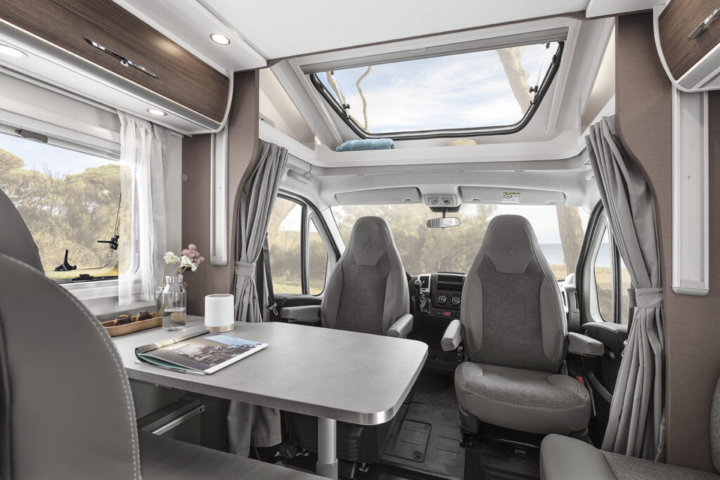 autocaravana 5 plazas, salon