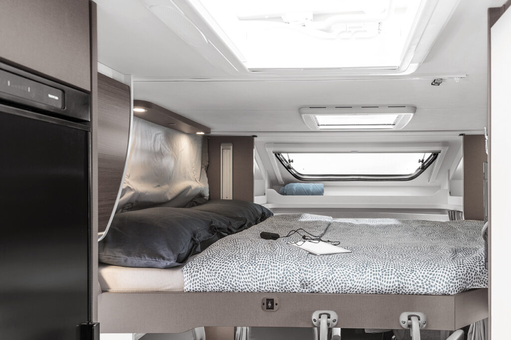 autocaravana 5 plazas, cama delantera, basculante.