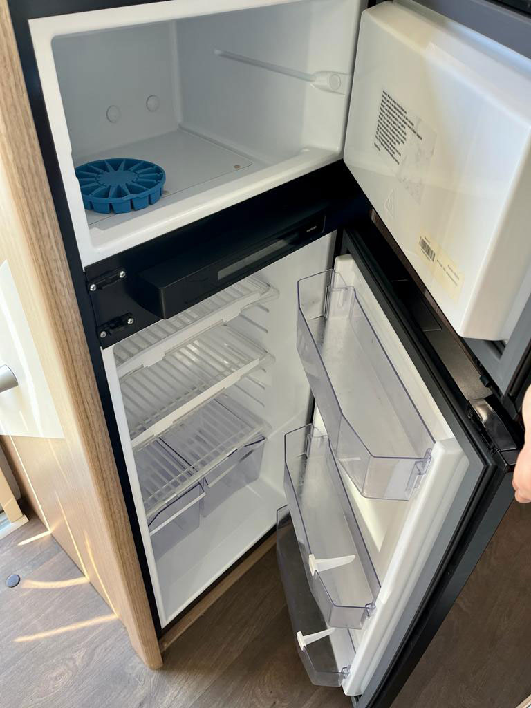 nevera, autocaravana de alquiler, 4 plazas.