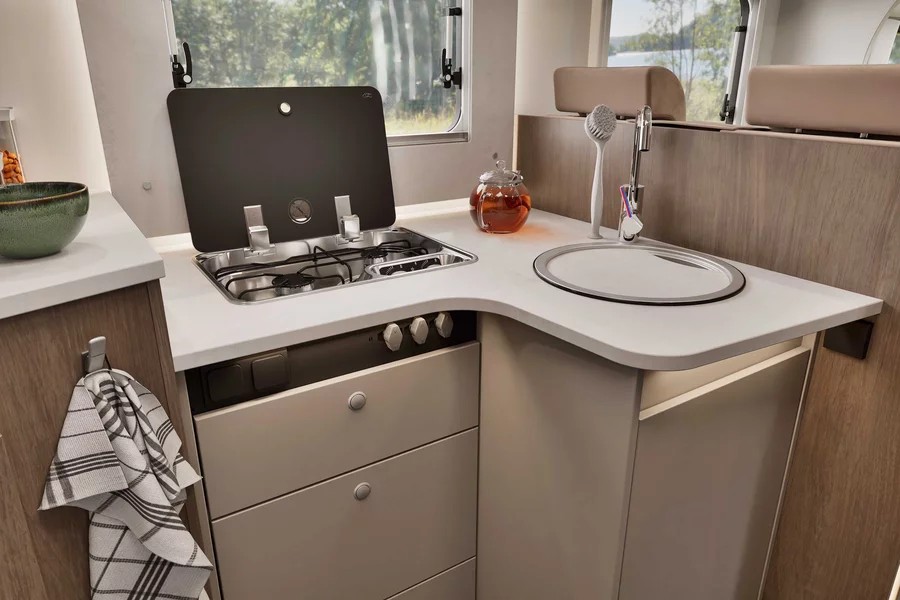 cocina, autocaravana de alquiler, 4 plazas.