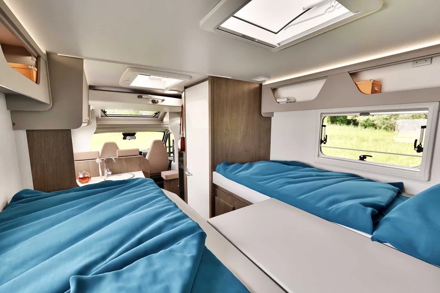 cama trasera, autocaravana de alquiler, 4 plazas.