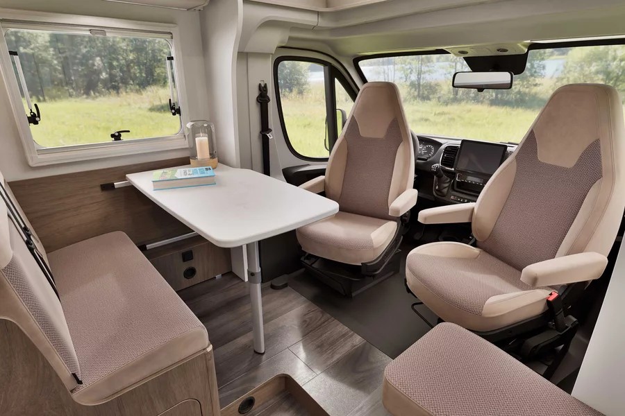 salon, autocaravana de alquiler, 4 plazas.